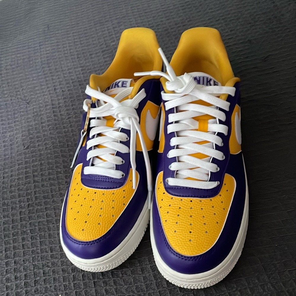 Nike Air Forces 1 (True to her school)